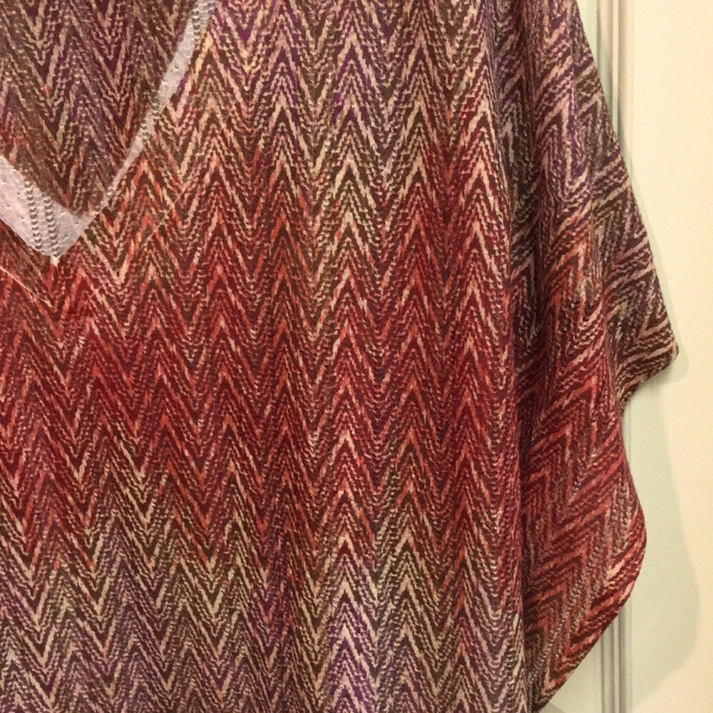 Chevron Patterned V-Neck Top with Flowy Sides - Picture 4 of 7